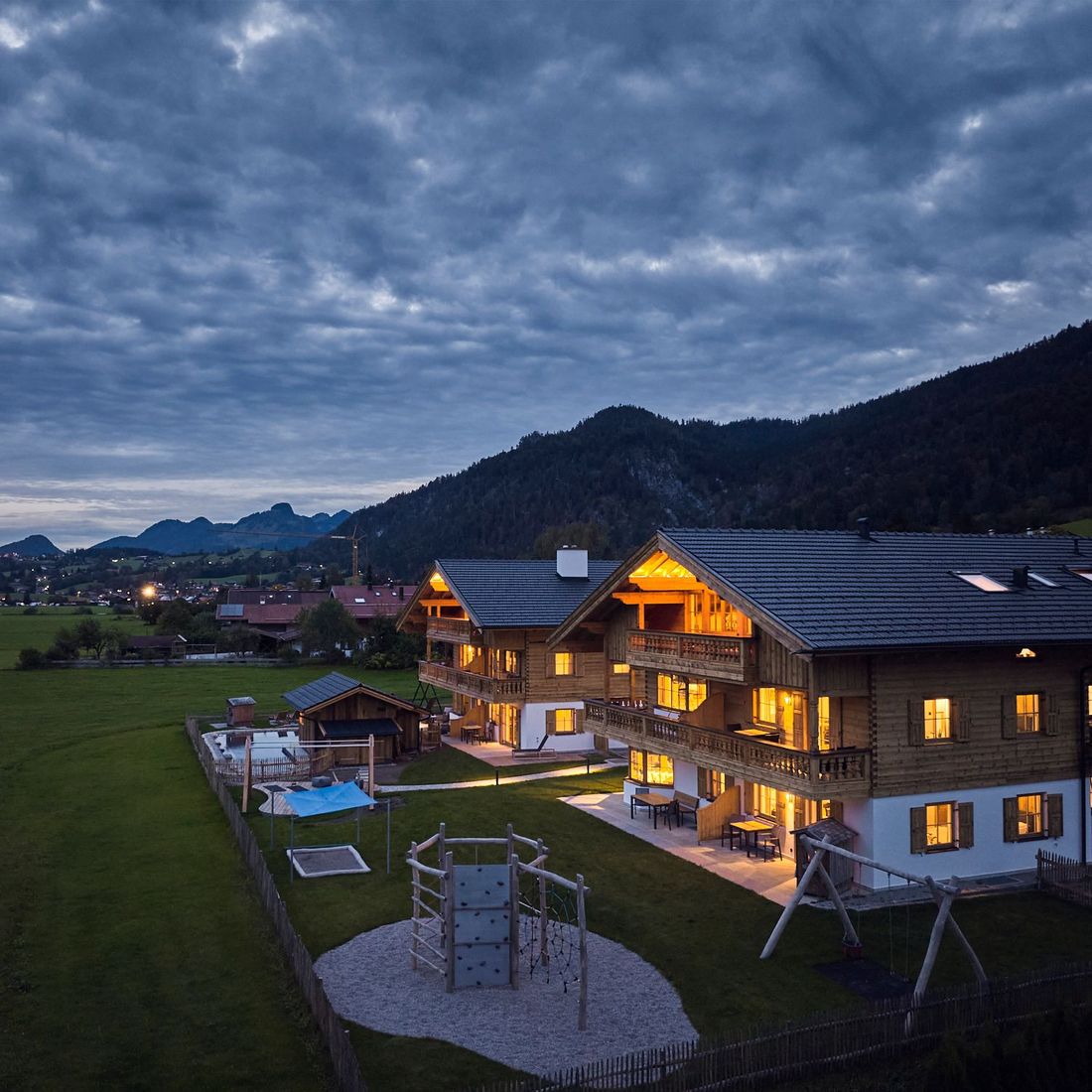 activechalets außen von Osten von oben Dämmerung