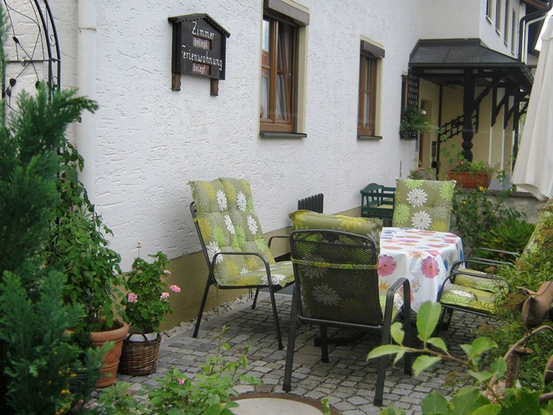 Freisitz vorm Haus