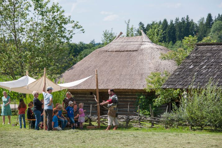Roman explains the history of the Romans in the Roman town of Seeon-Seebruck to the children