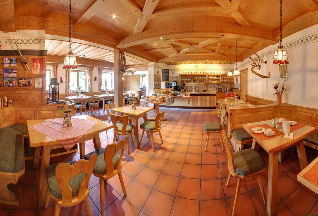 Gastraum mit Bar
