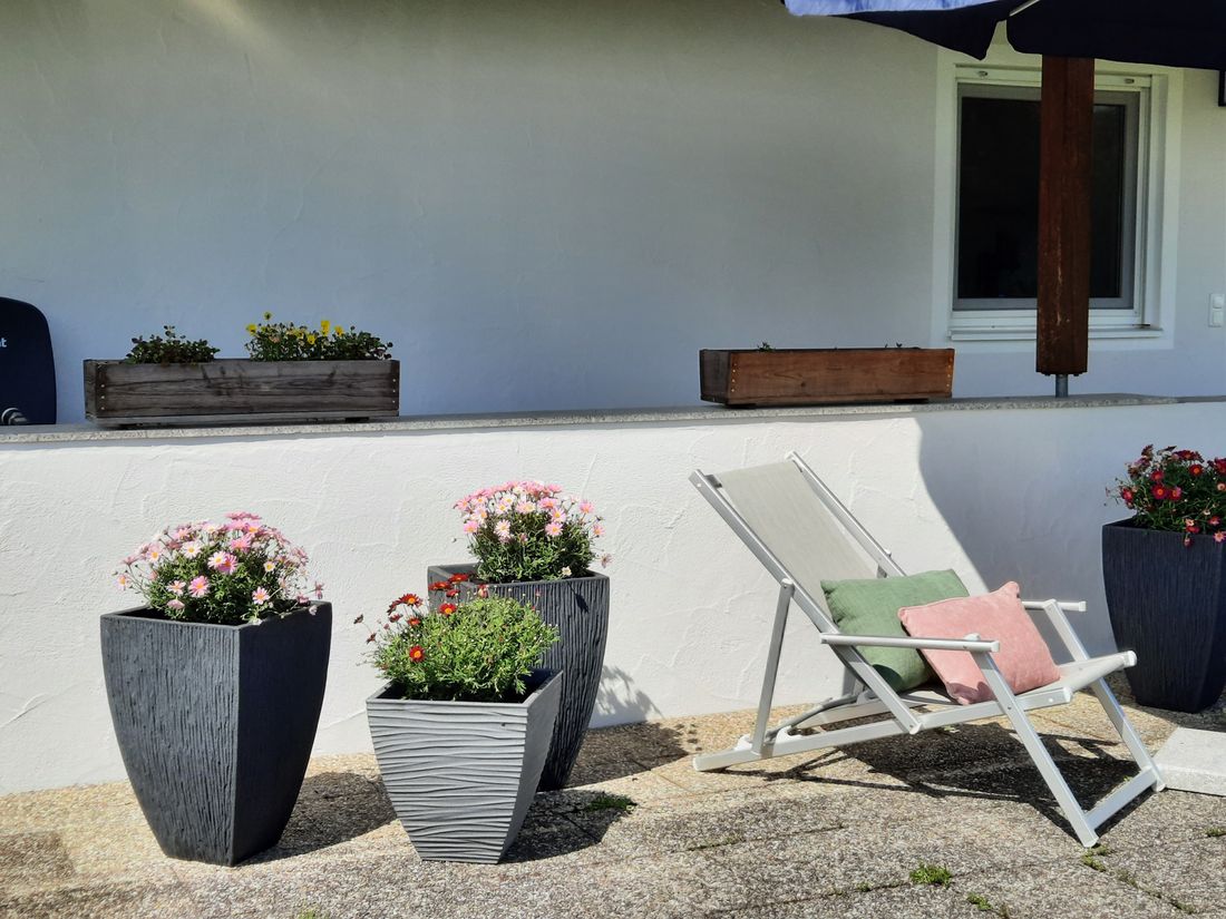 Grosse überdachte Terrasse mit Markise