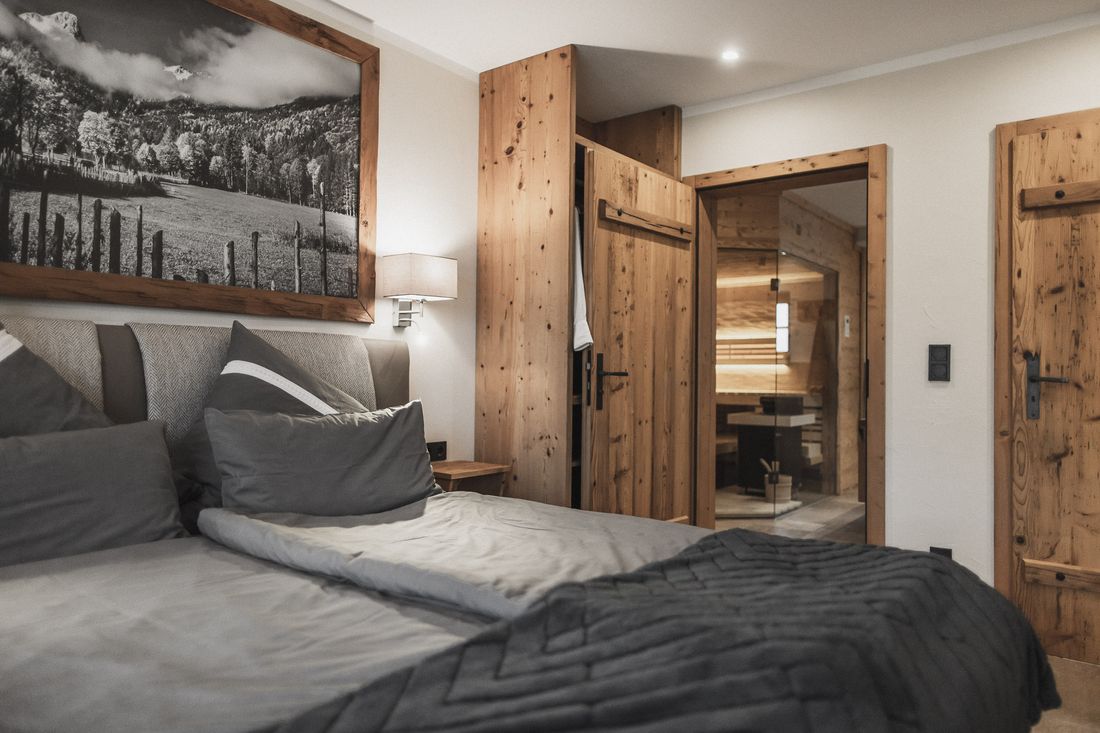 Chalet BERGSUCHT- Schlafzimmer mit Blick auf das Saunabad