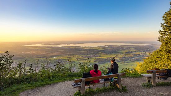 Blick von der Schnappenkirche auf den Chiemsee