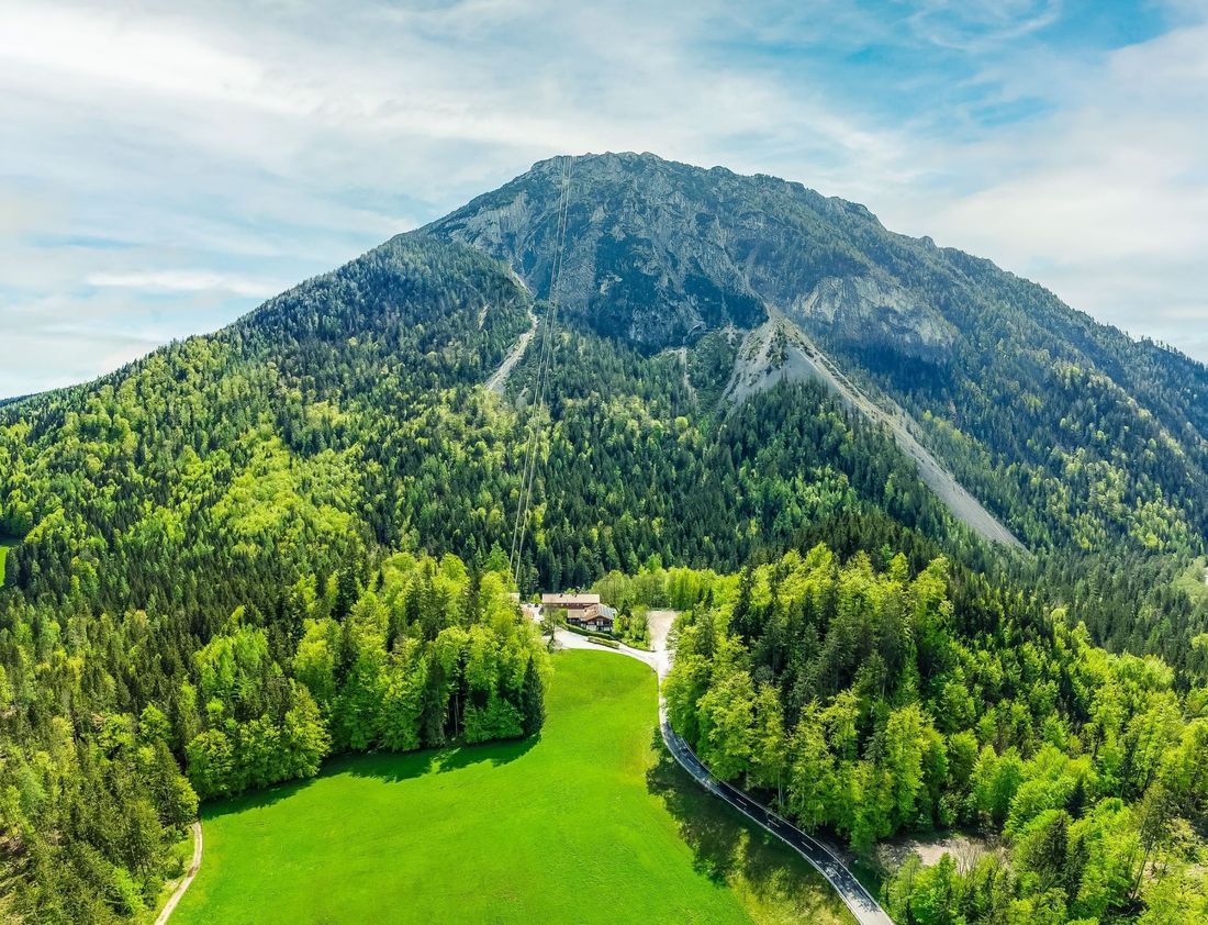 Haus vor Bergkulisse