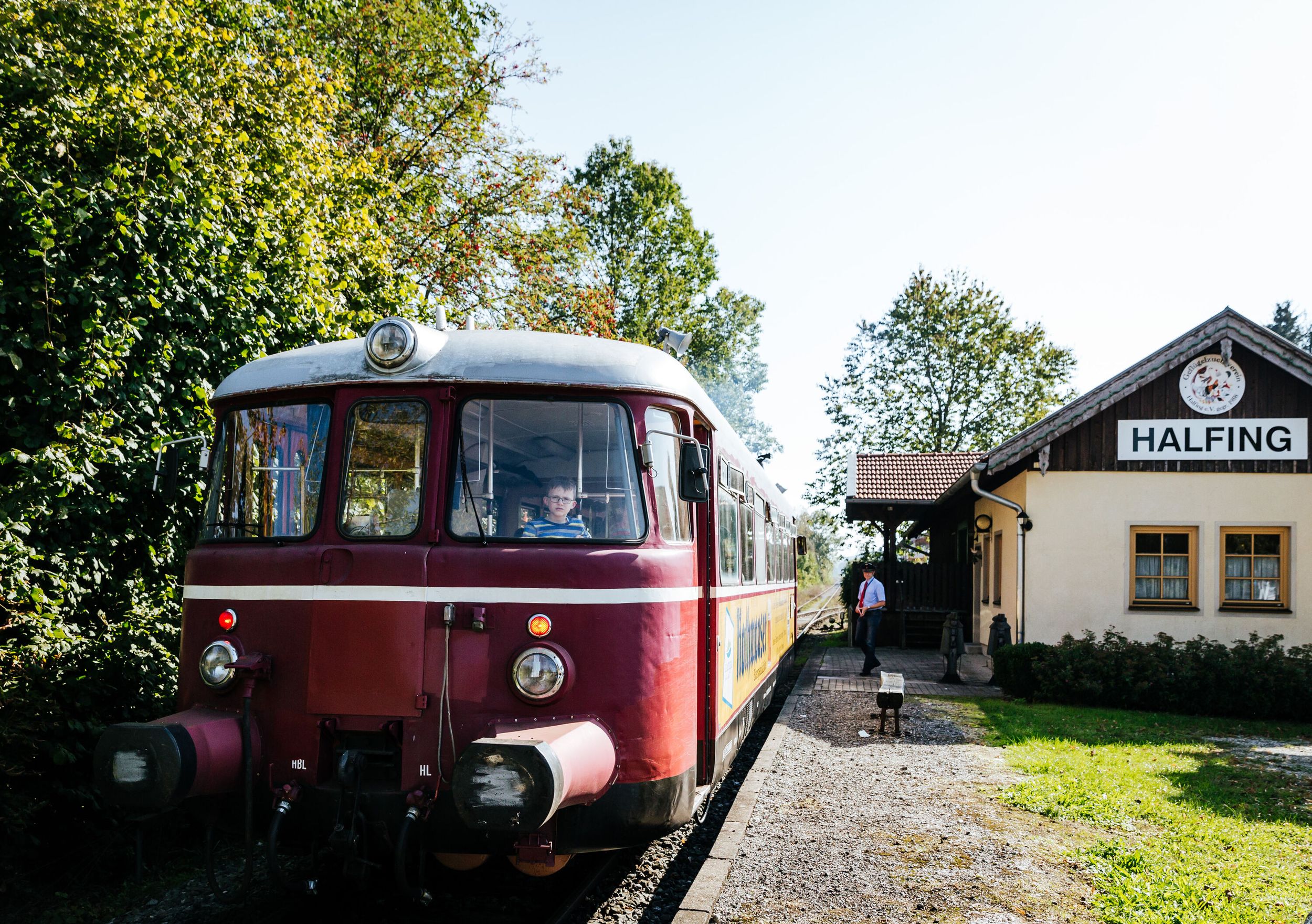 Haltestelle Halfing für die Chiemgauer Lokalbahn LEO