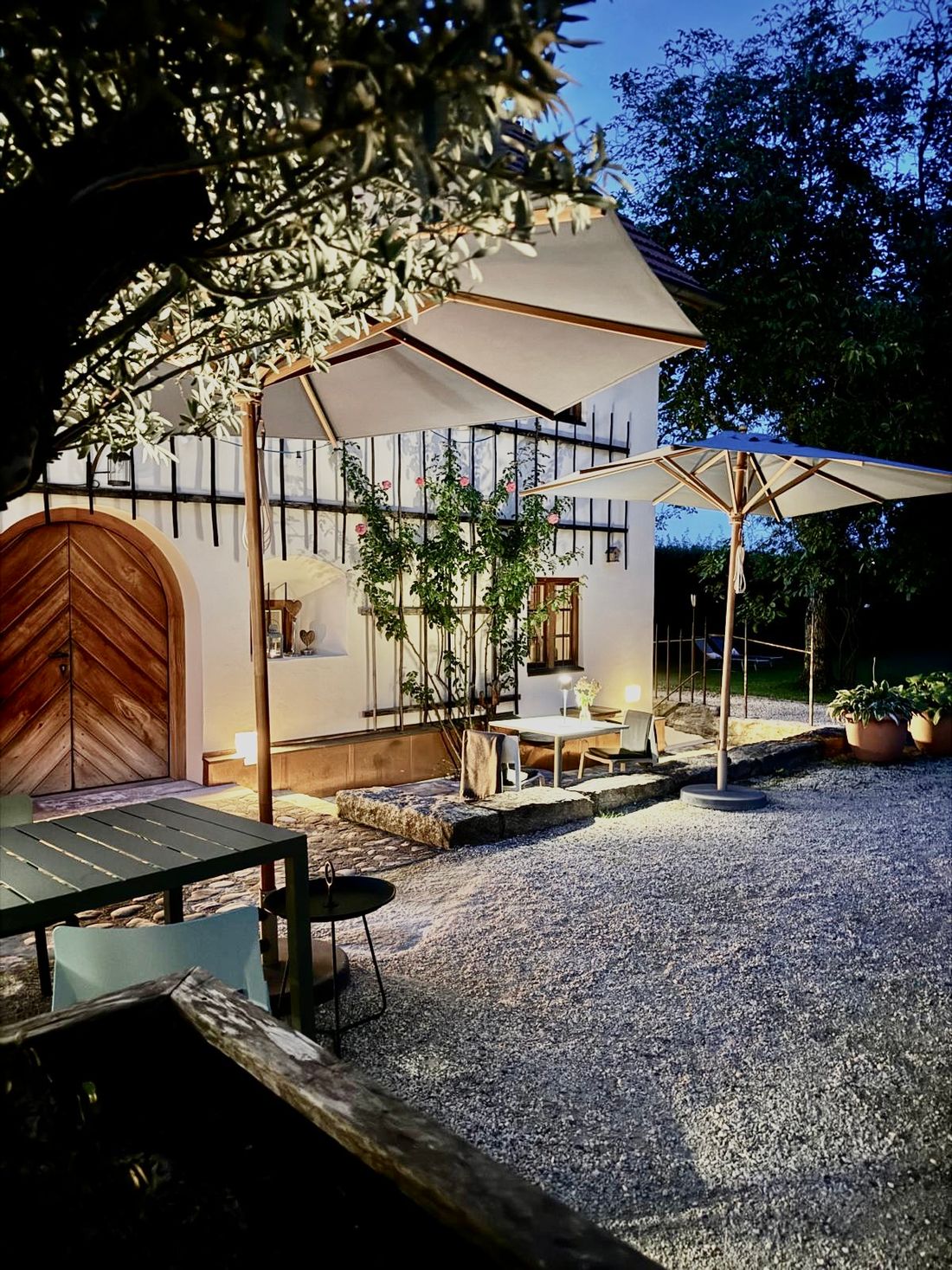 Zuhaus Aussenansicht Innenhof