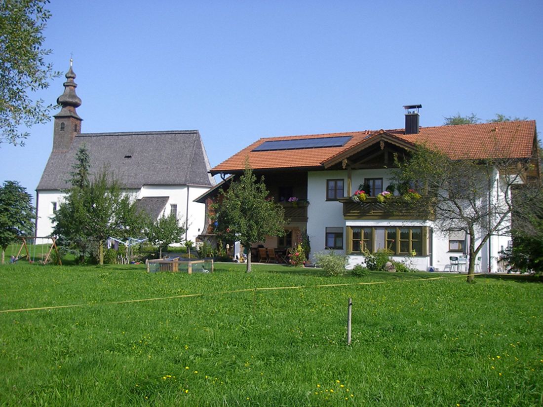 Hausansicht mit Kirche
