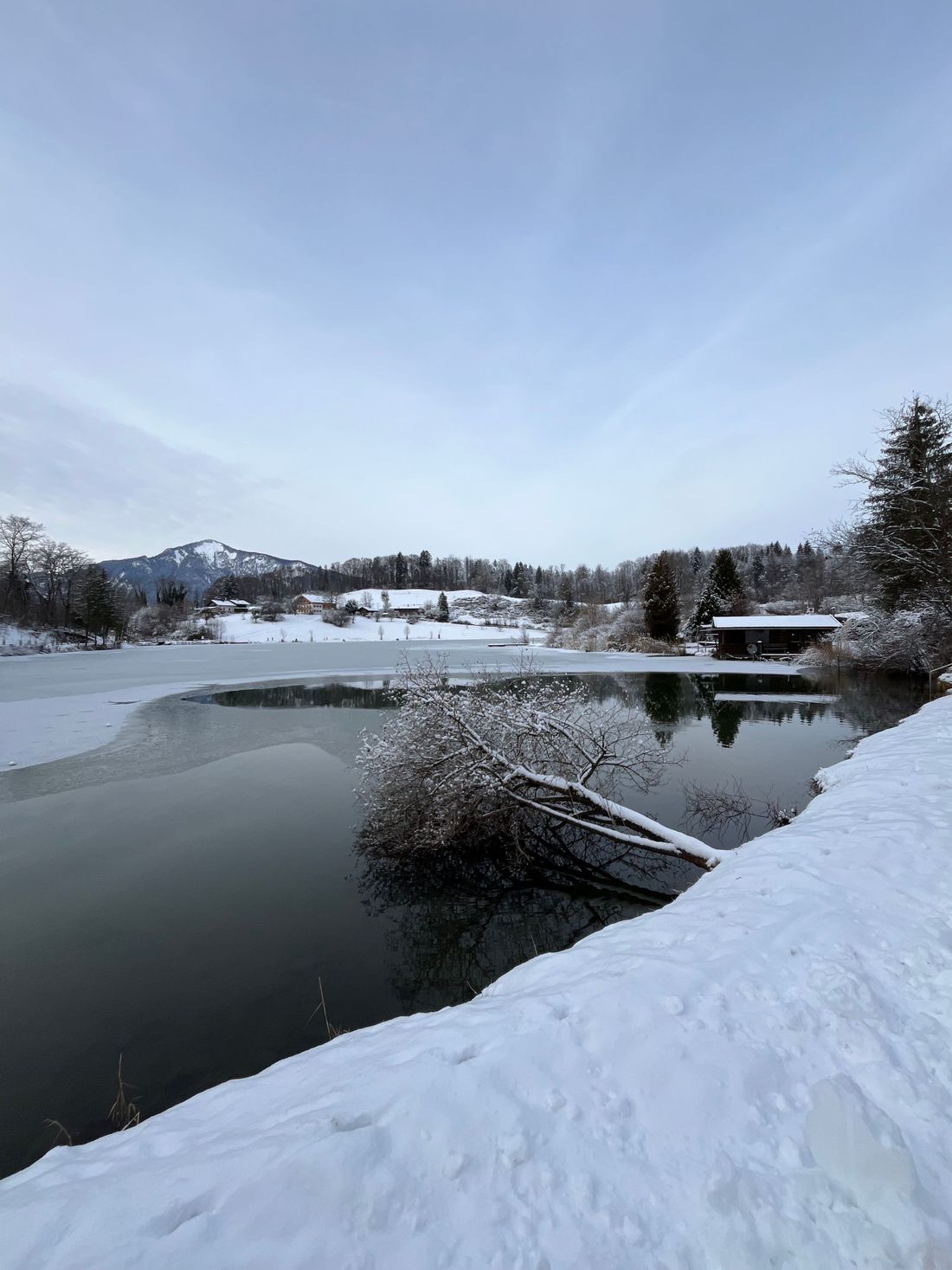 Der nahegelegene Wössner See im Winter