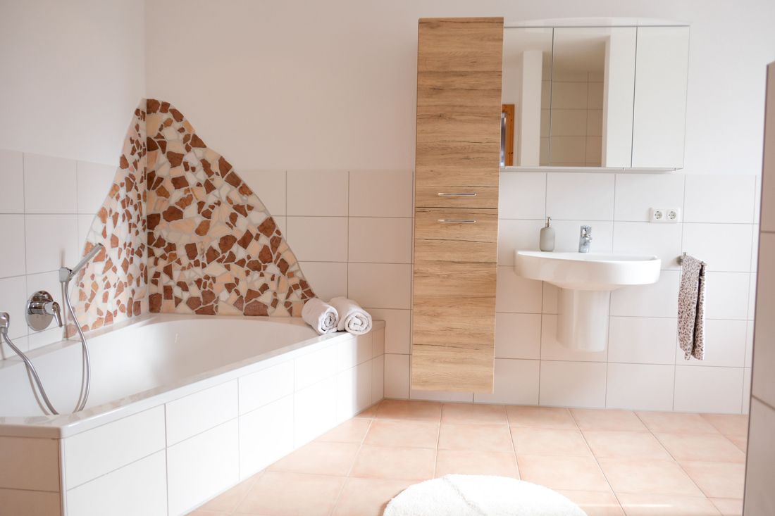 Blick vom Schlafzimmer ins Bad