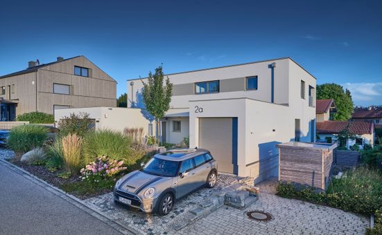 The vacation apartment is located in a modern detached house