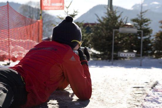 Person beim Biathlon schießen