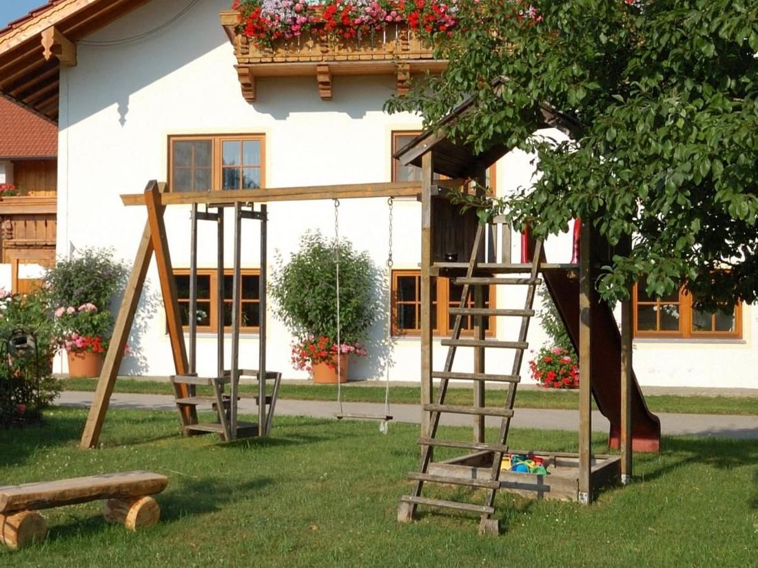 Schaukel und Rutsche am Hof