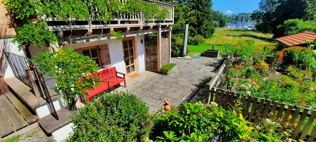 Blick auf die Südterrasse und die Eingangstüre zur Wohnung