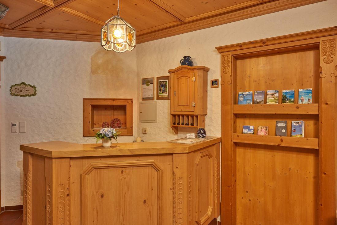 an der Rezeption