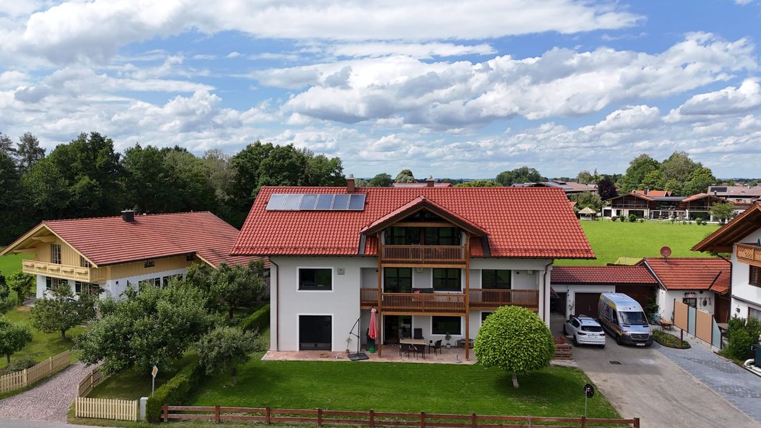 Haus Front und Südbalkon