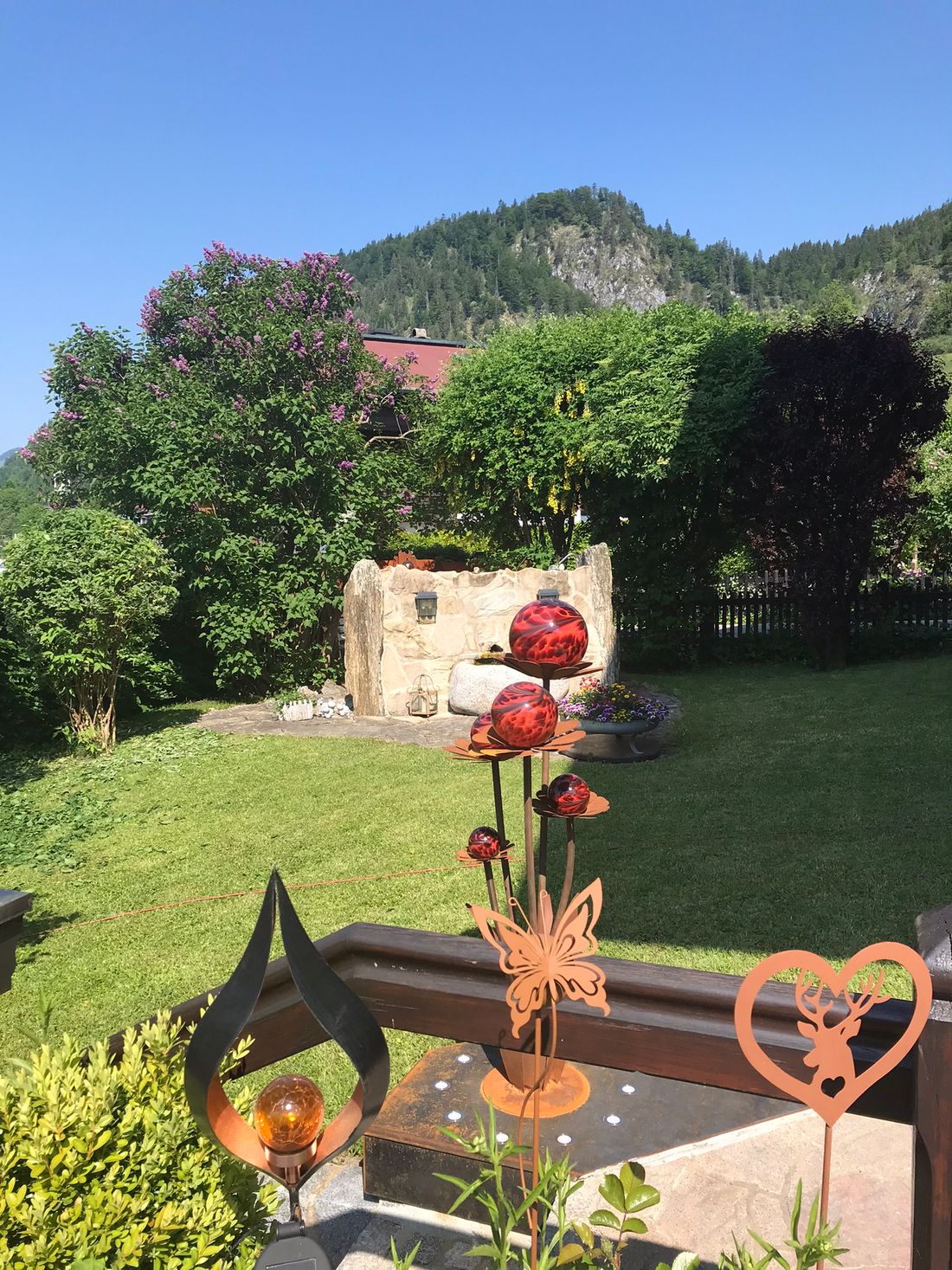unser Garten mit Steinbrunnen