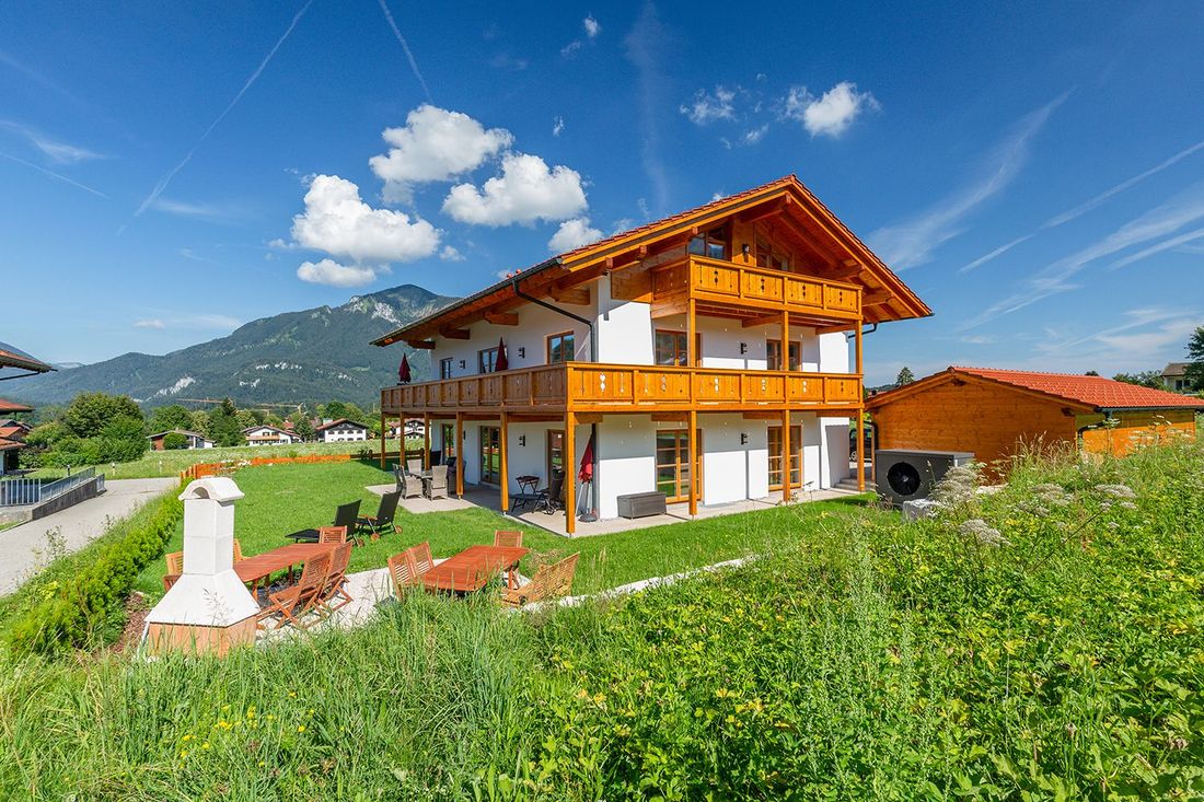 Hausansicht mit Grillplatz