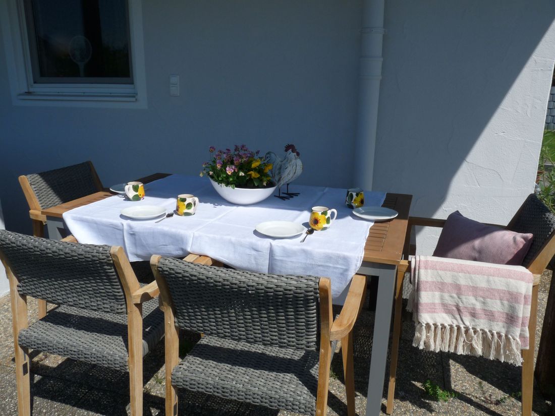 Südterrasse mit überdachtem Sitzplatz