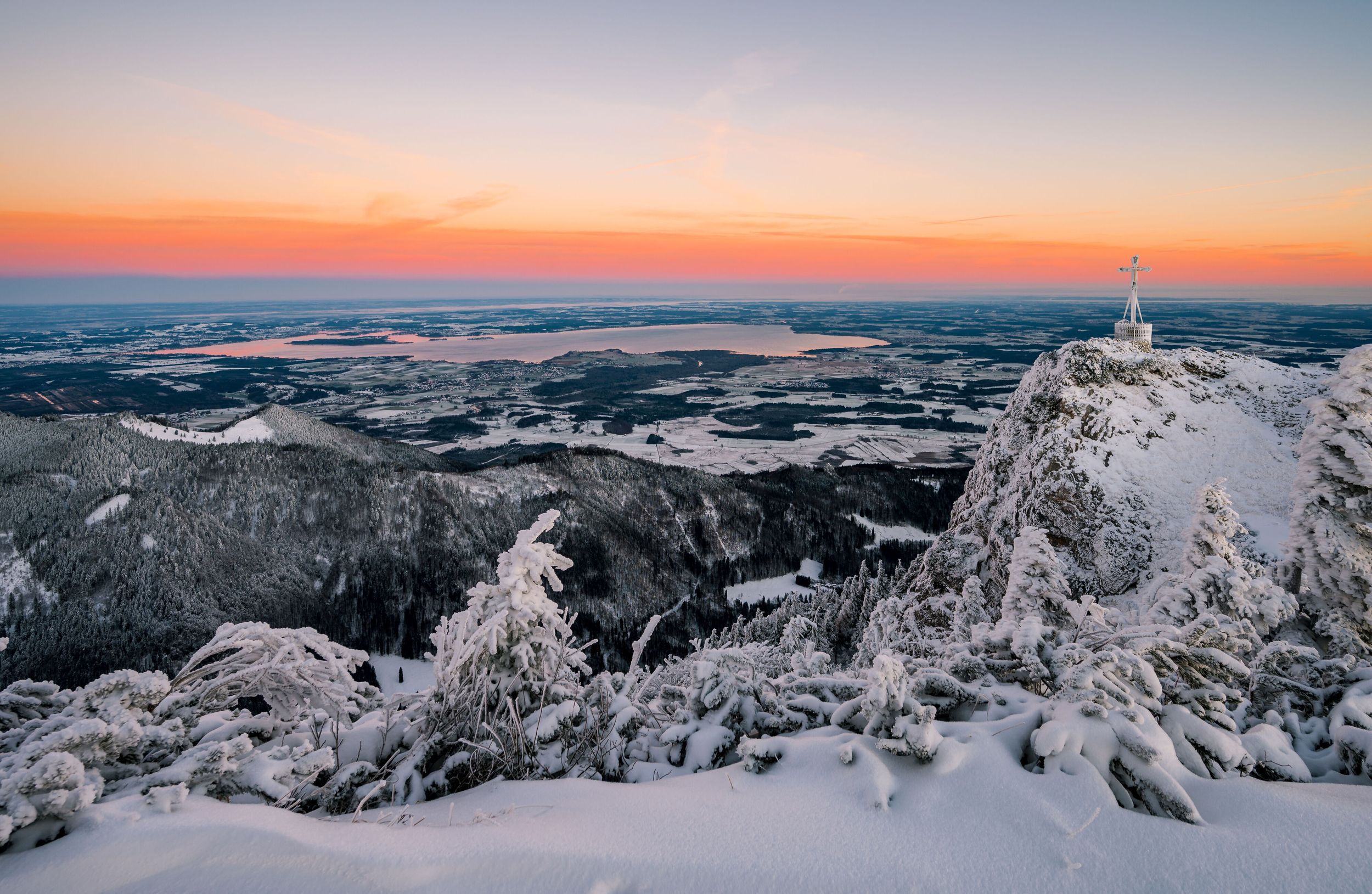 Sonnenaufgang auf dem Hochfelln mit Blick auf den Chiemsee.jpg