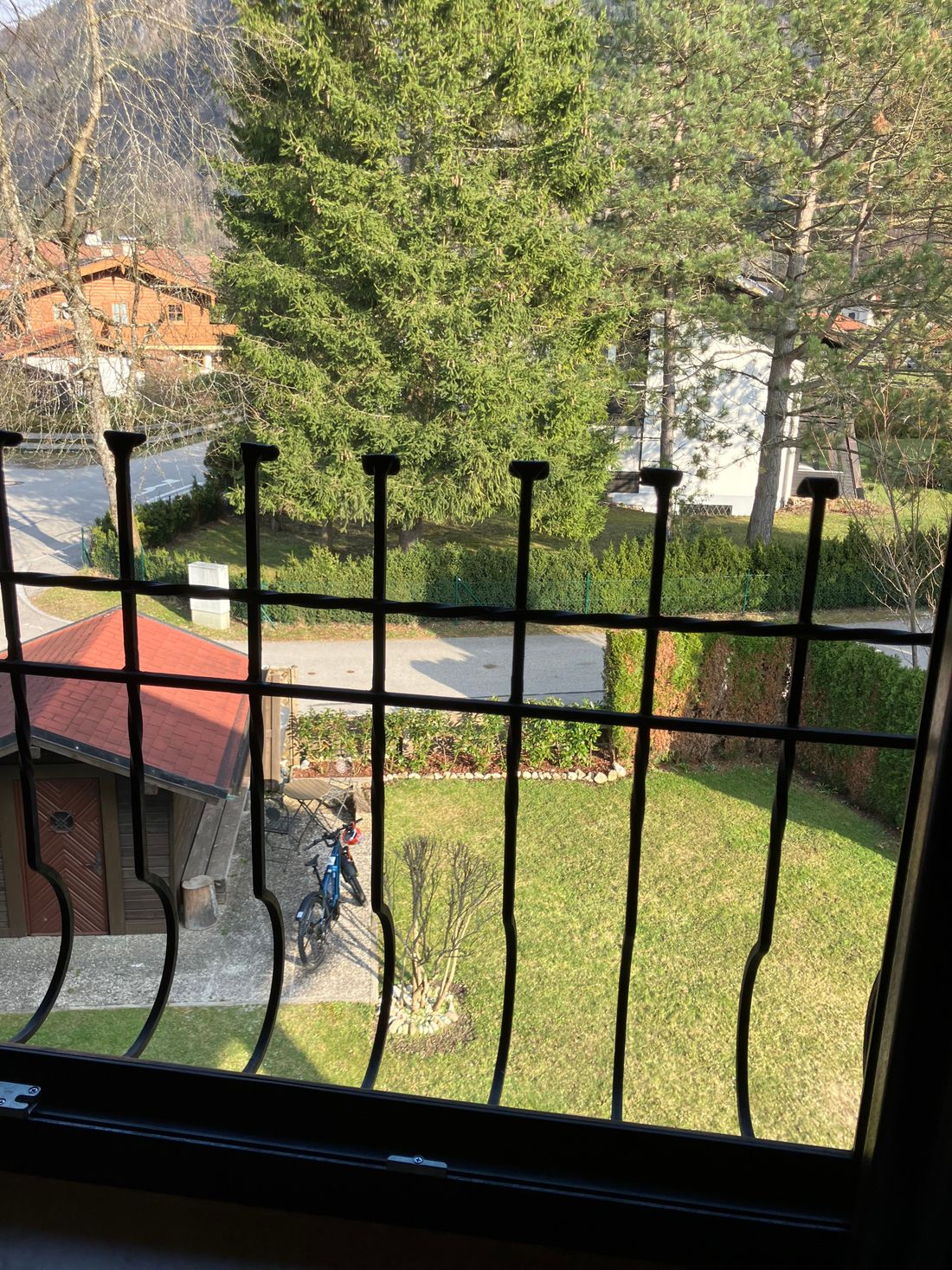Blick vom Schlafzimmer 1 in den Garten