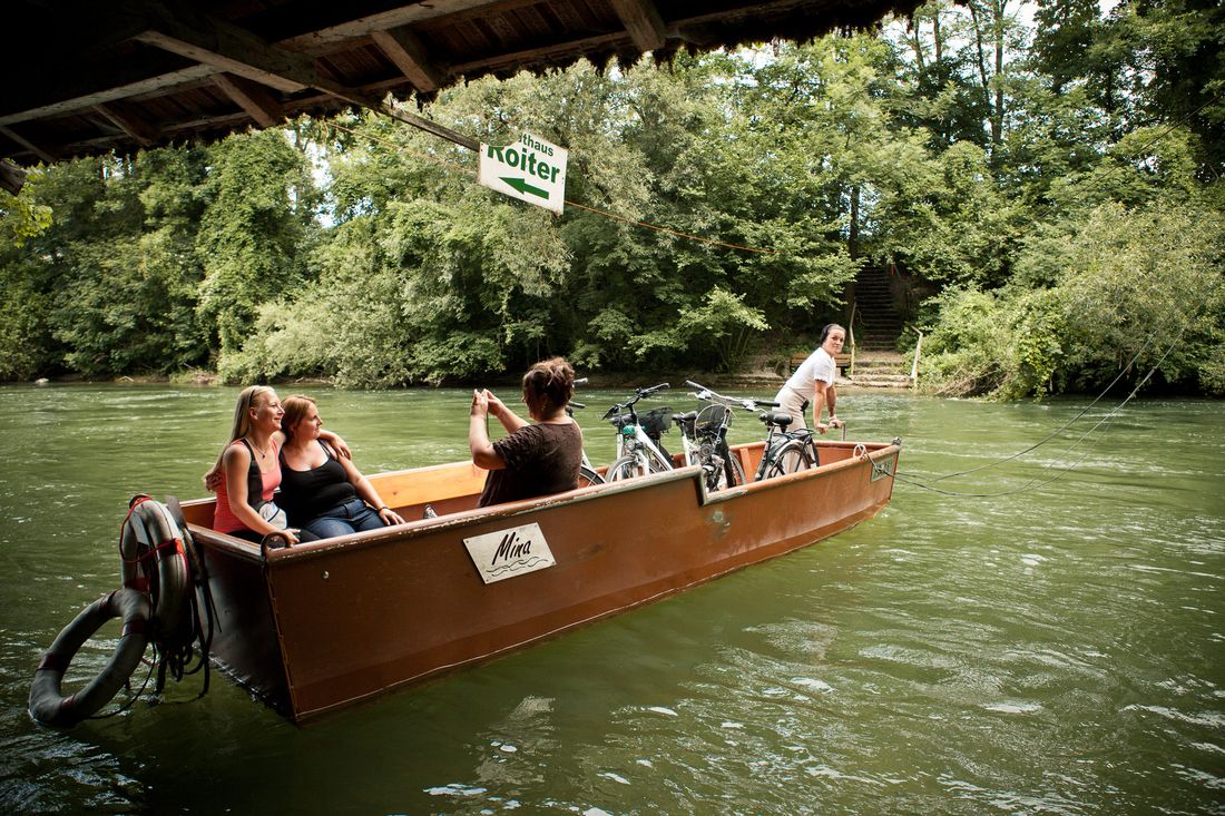 die ALZ  Fähre am Biergarten Wirtschaft ROITER Chiemgau Tourismus