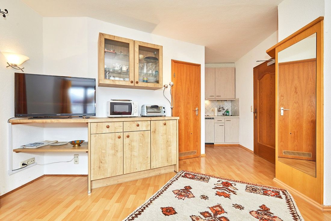 Wohnzimmer mit Küche im Hintergrund