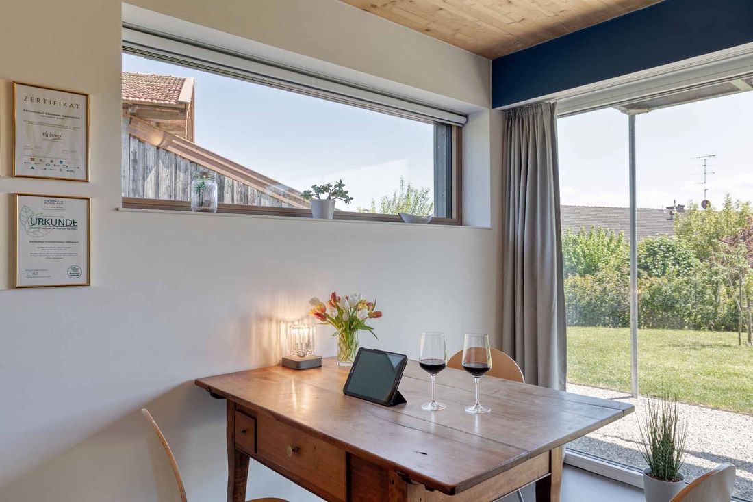 Arbeitsplatz für Geschäftsreisende und Workation in der 5-Sterne-Ferienwohnung Lieblingseck am Chiemsee.