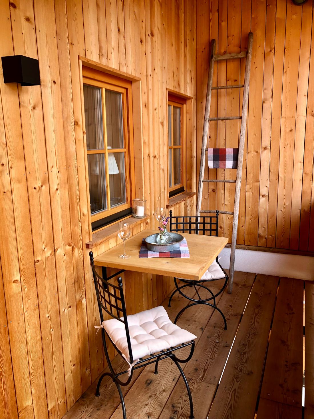 Sitzgelegenheit am Südbalkon der Ferienwohnung