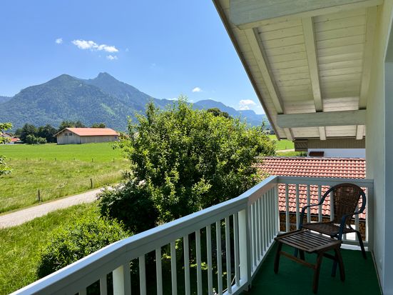 Ostbalkon mit Bergblick