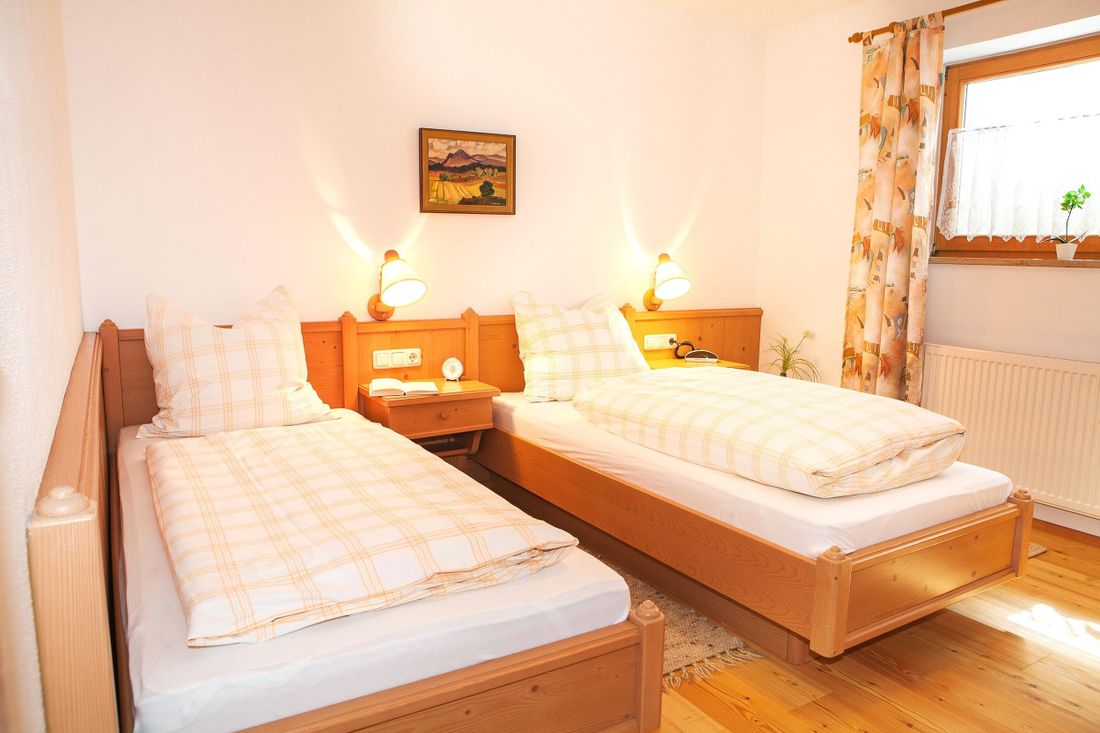 Zweites Schlafzimmer mit zwei Einzelbetten
