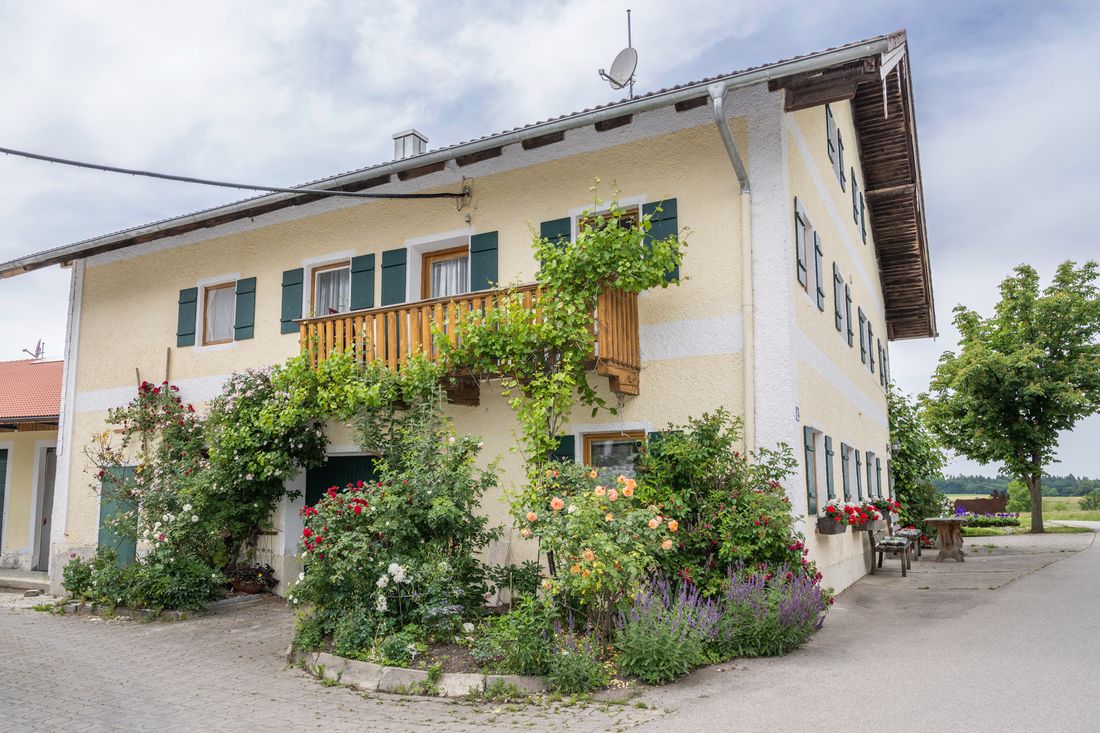 Gästehaus von außen mit 3 Ferienwohnungen
