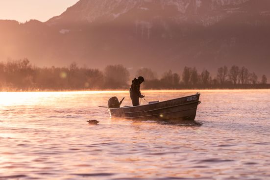Chiemseefischer Martin Kreuz bei Sonnenaufgang auf dem Chiemsee