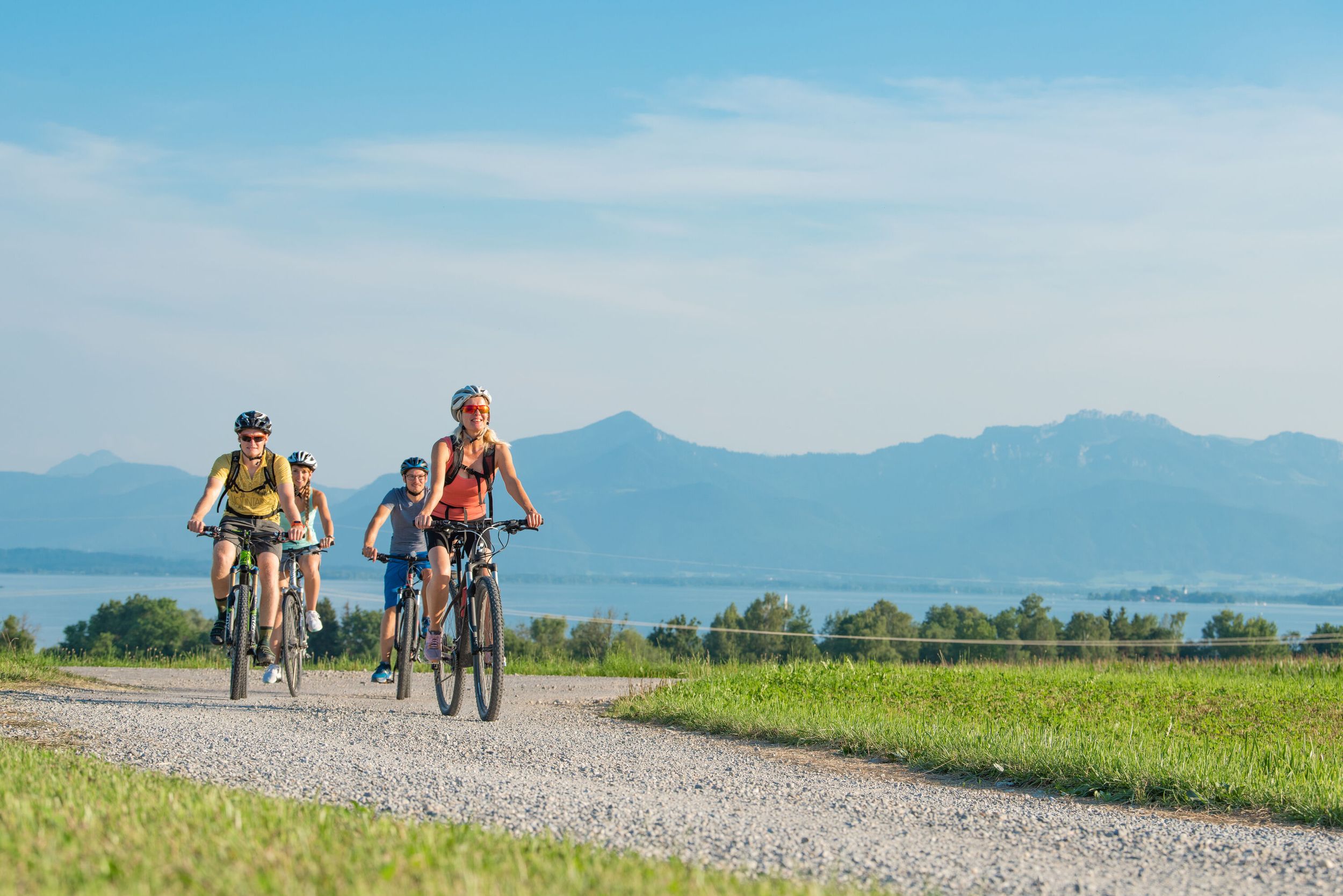 Radgruppe bei Seebruck mit Blick auf den Chiemsee