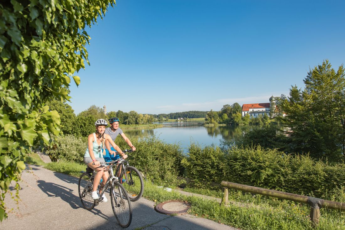 Radfahrer am Klostersee Seeon
