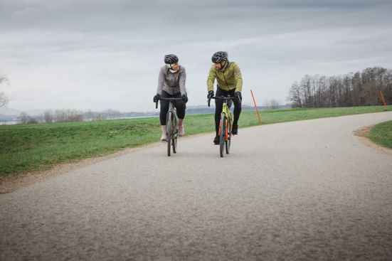 Paar beim Radfahren am Chiemsee