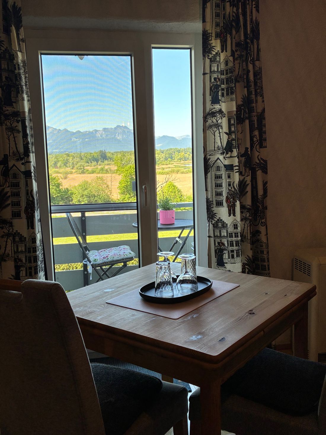 Schlafzimmer mit Blick auf Chiemsee und die bayrischen Alpen