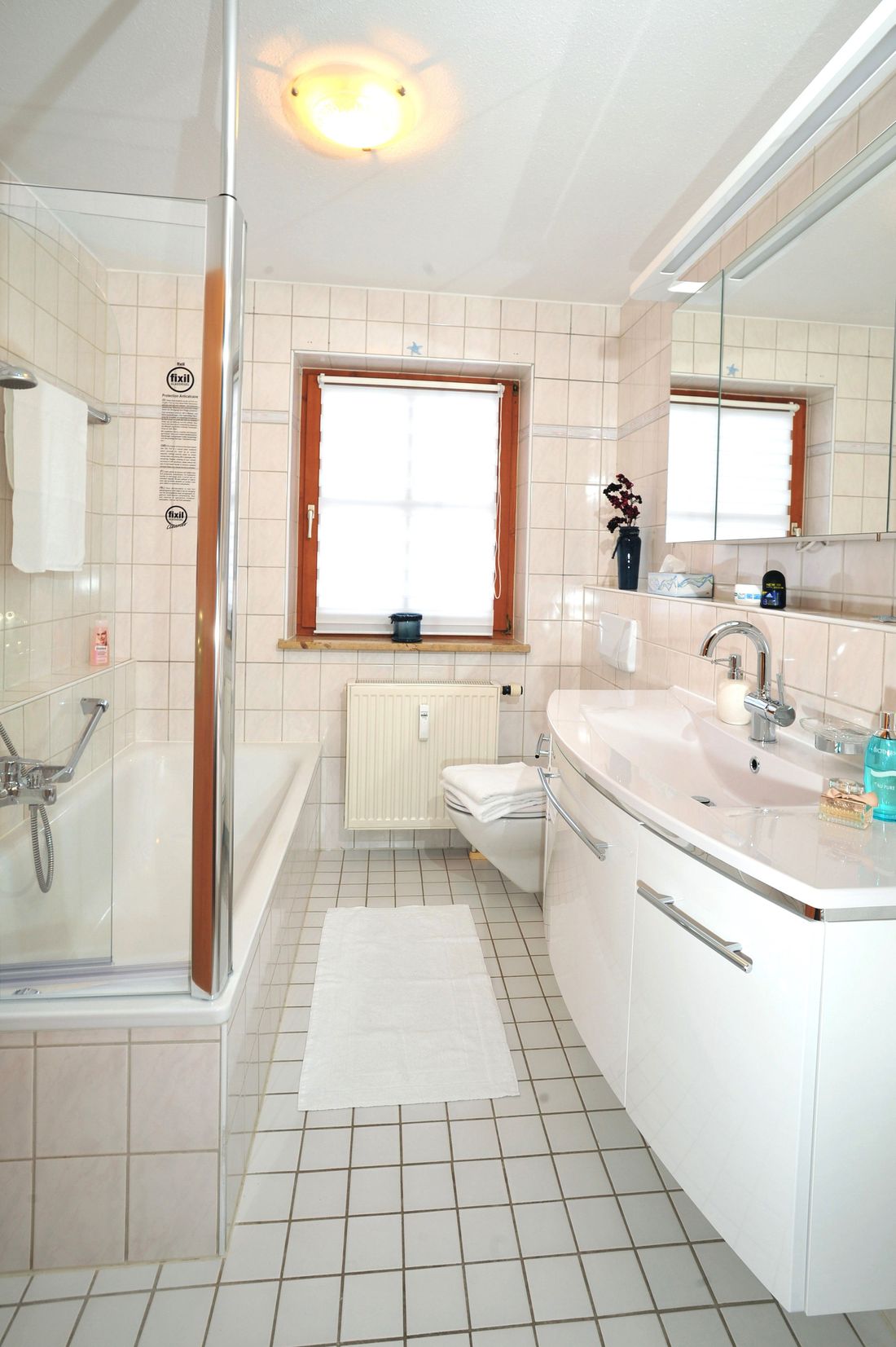 Bad mit Badewanne, Dusche und WC