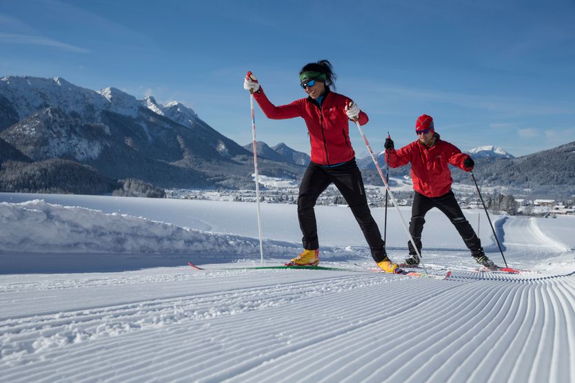 Urlauber beim Langlaufen auf einer gespurten Langlauf-Loipe in Inzell