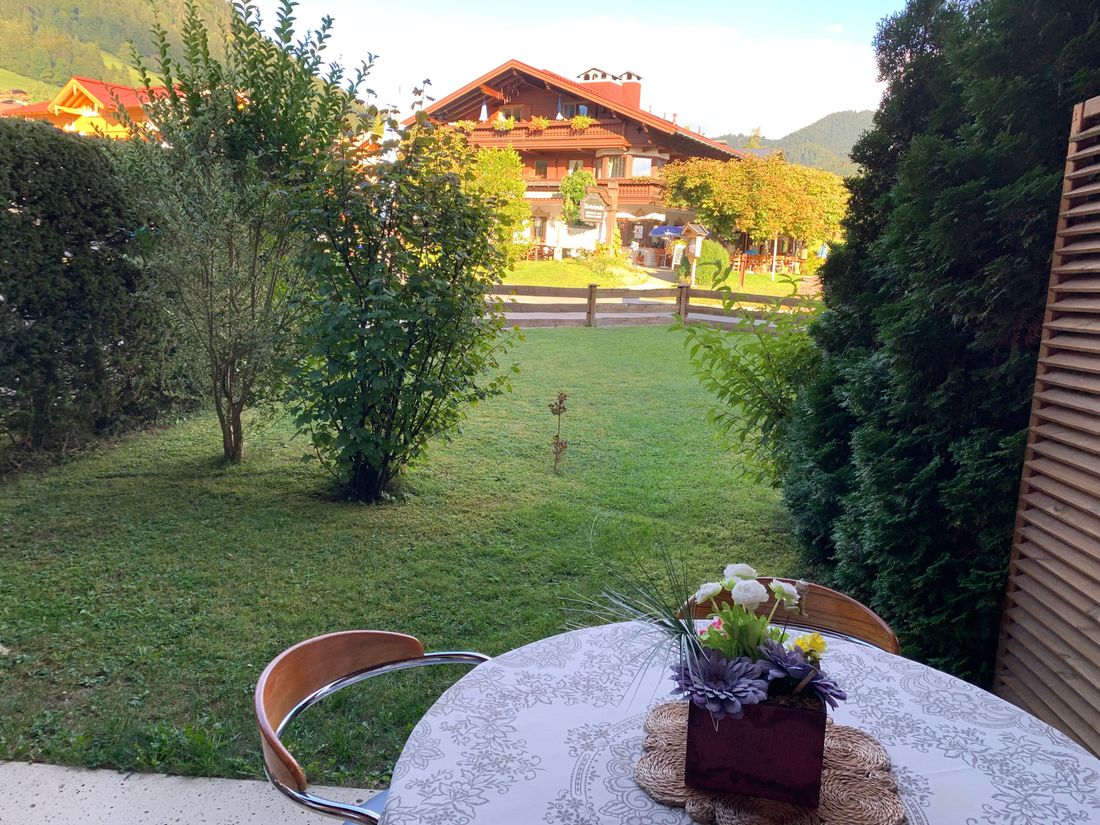 Terrasse mit Liegewiese
