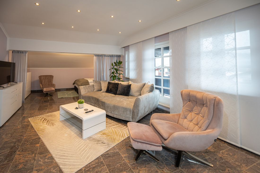 Wohnzimmer mit separiertem Schlafbereich