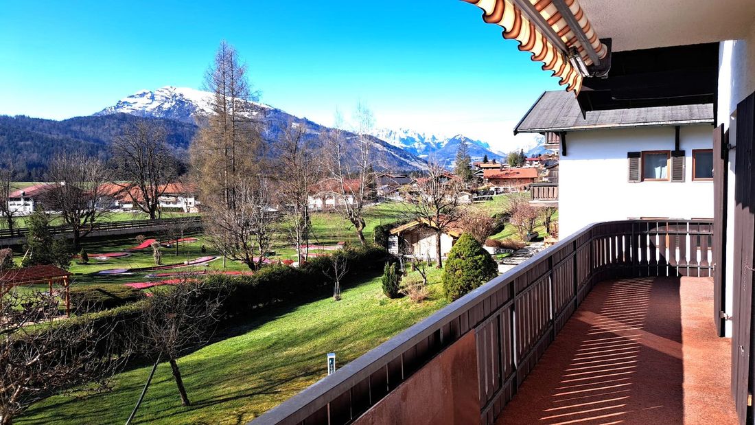 Balkon mit wunderbarem Bergblick