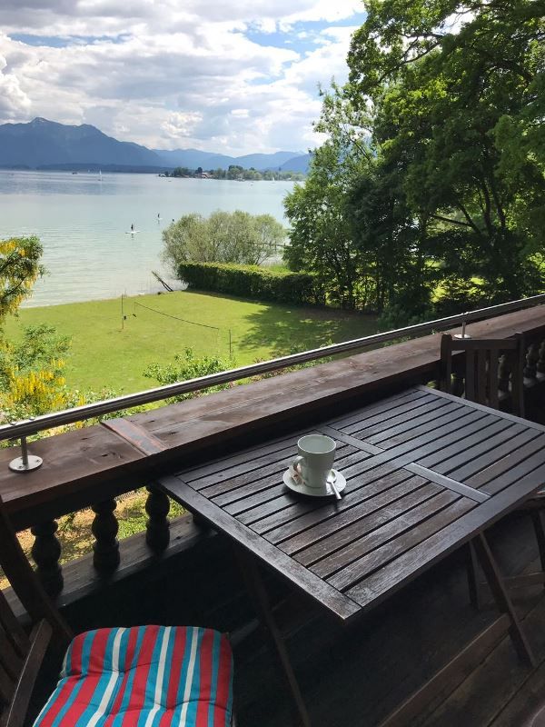 Blick vom Balkon auf den See