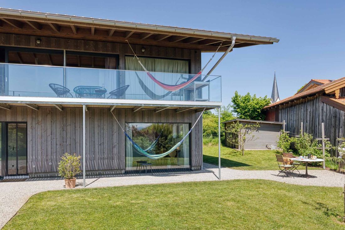 "Aussenansicht mit Hängematte und gedeckter Kaffee Tisch der Ferienwohnung Lieblingseck, Gstadt am Chiemsee"