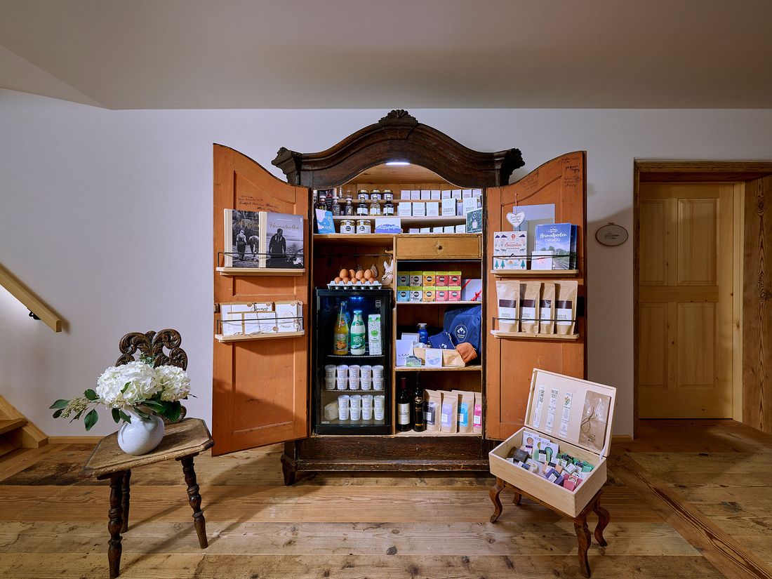 Schmankerlschrank mit regionalen Spezialitäten