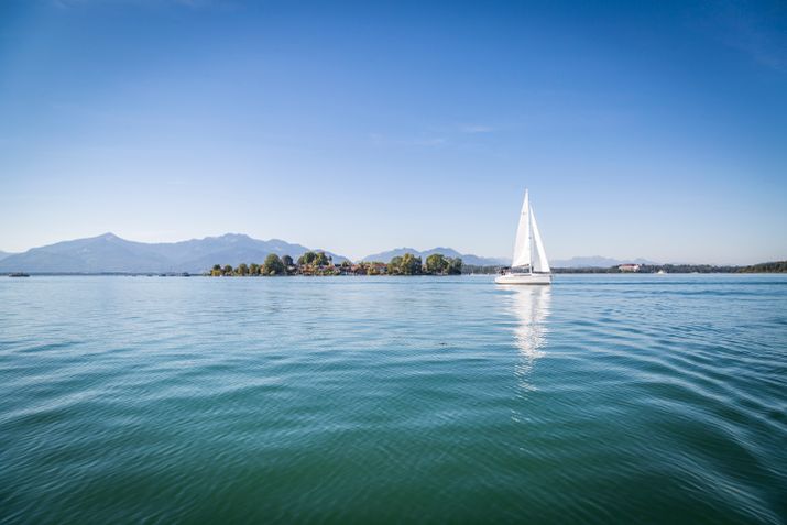 fahrendes Segelboot auf dem Chiemsee