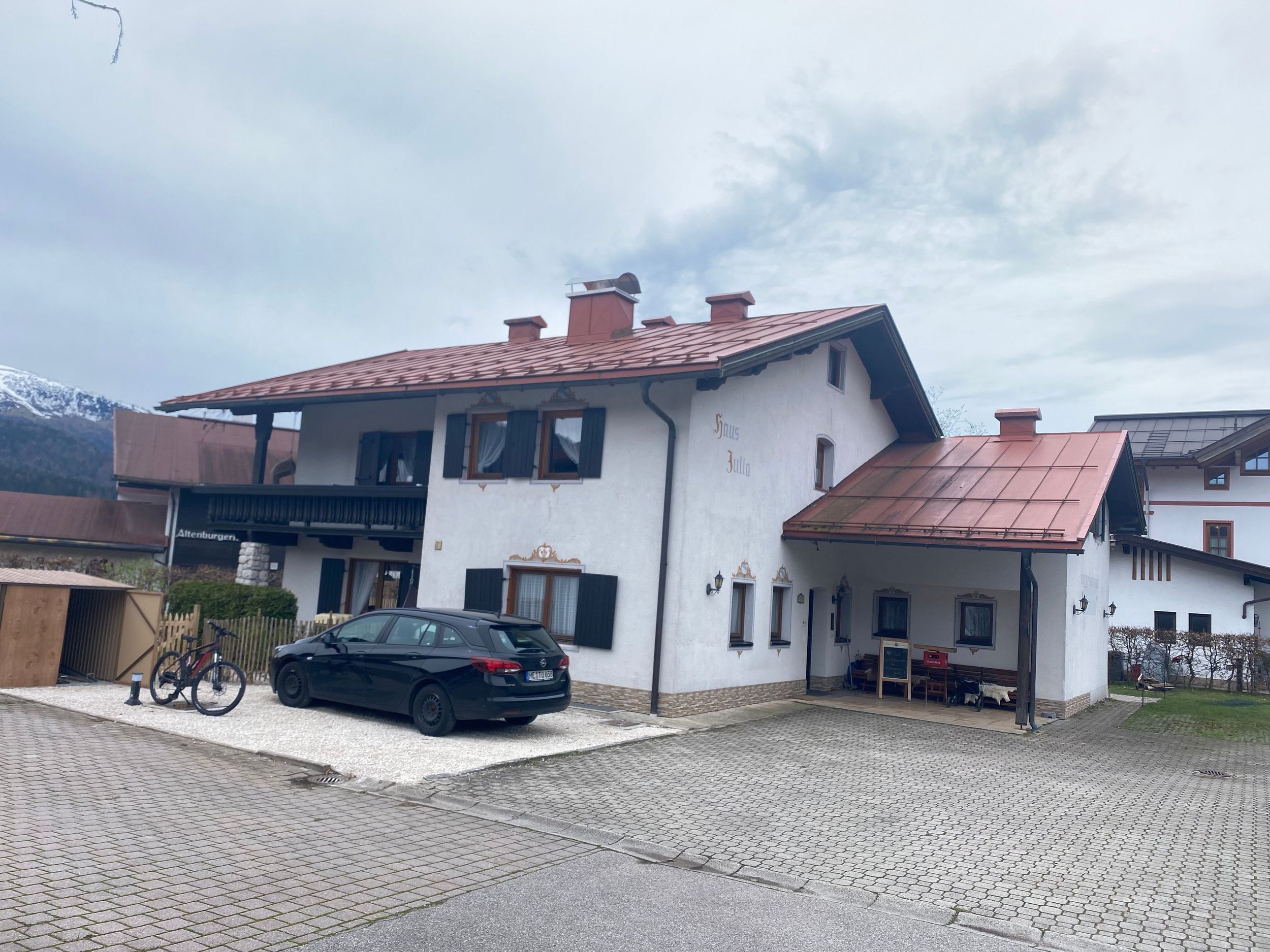 Blick auf die Stellplätze und den Hauseingang