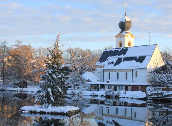 Kirche mit schwimmdenen Weihnachtsbaum Truchtlaching