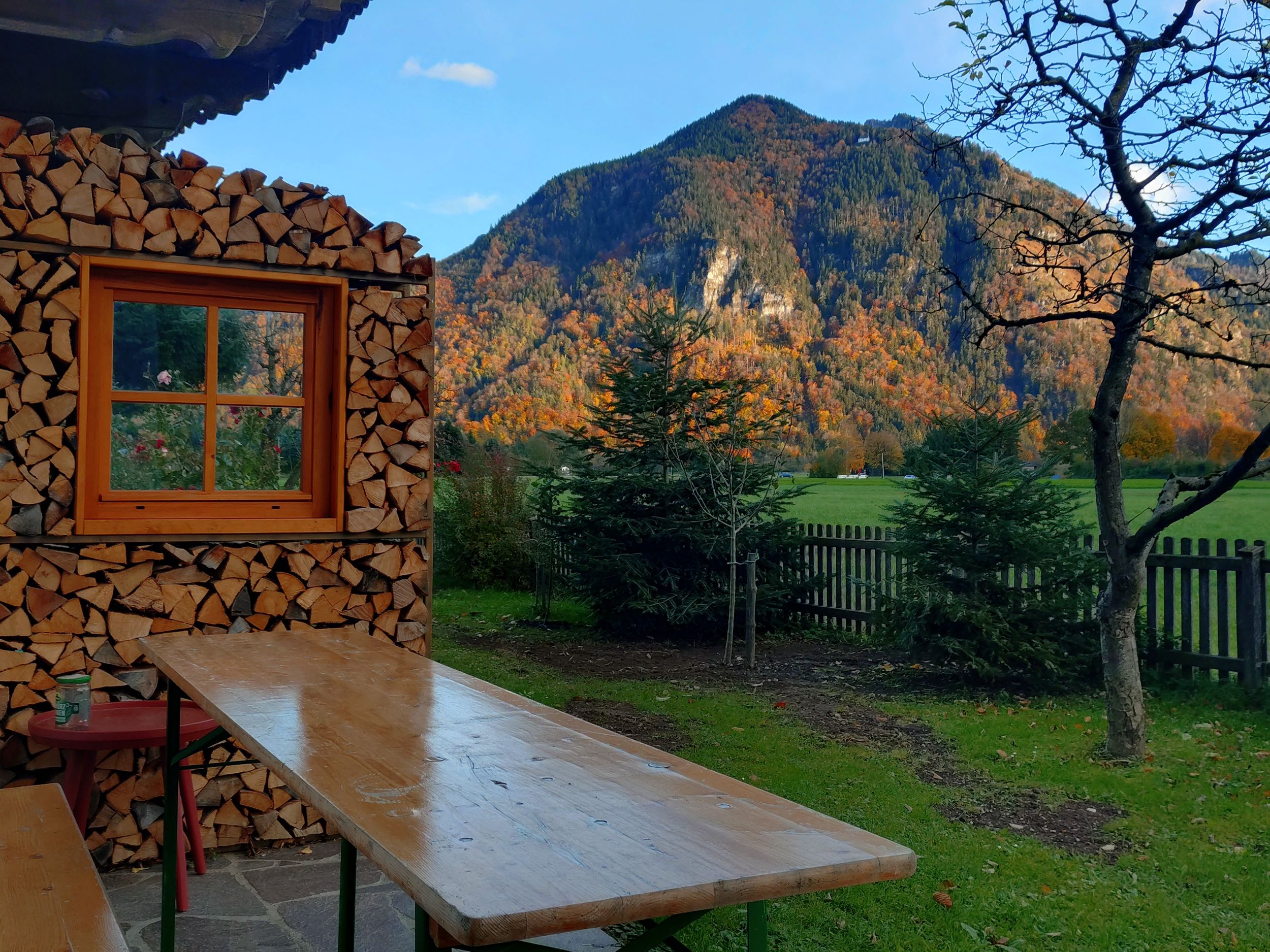 Grillplatz, Terasse mit Blick zum Schnappenberg (Monat: Ende Oktober)