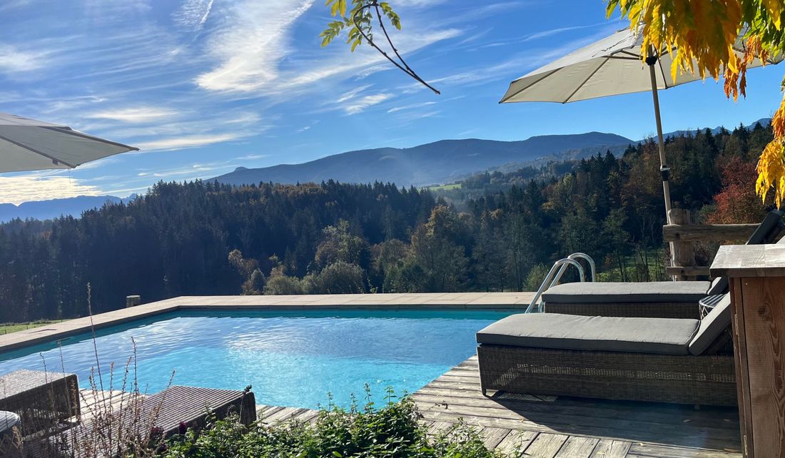 Blick vom Pool auf denTeisenberg