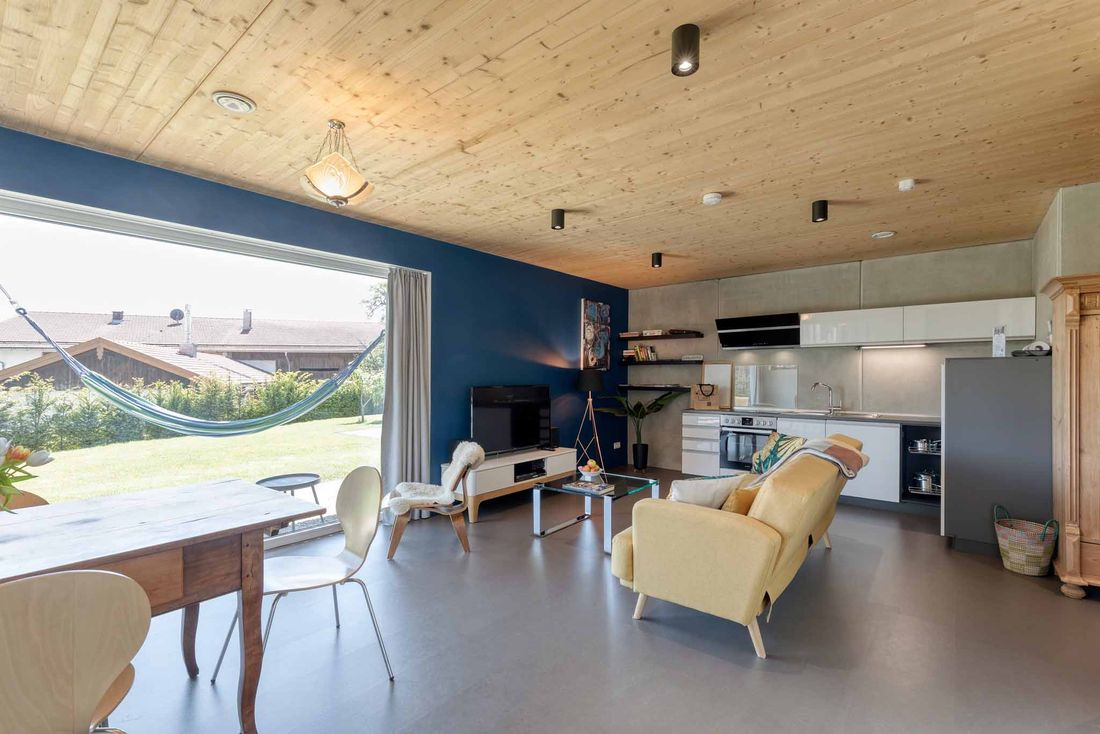"Panorama Fenster mit Hängematte der nachhaltigen Ferienwohnung Lieblingseck in Gstadt am Chiemsee."